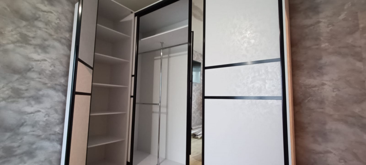 Vstroennyj-uglovoj-shkaf-kupe